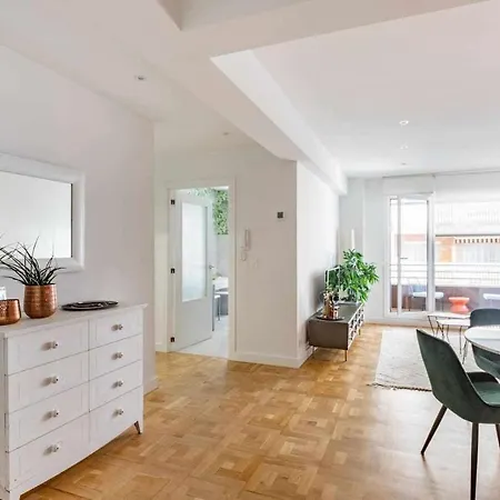 New Amara Friends & Families Parking Lägenhet